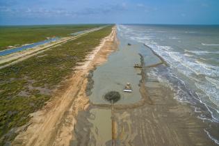 Restoration of beaches and dunes protecting marsh habitat in Texas